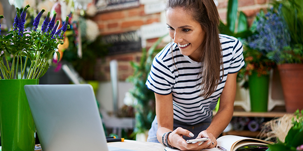 Florist on computer looking for insurance